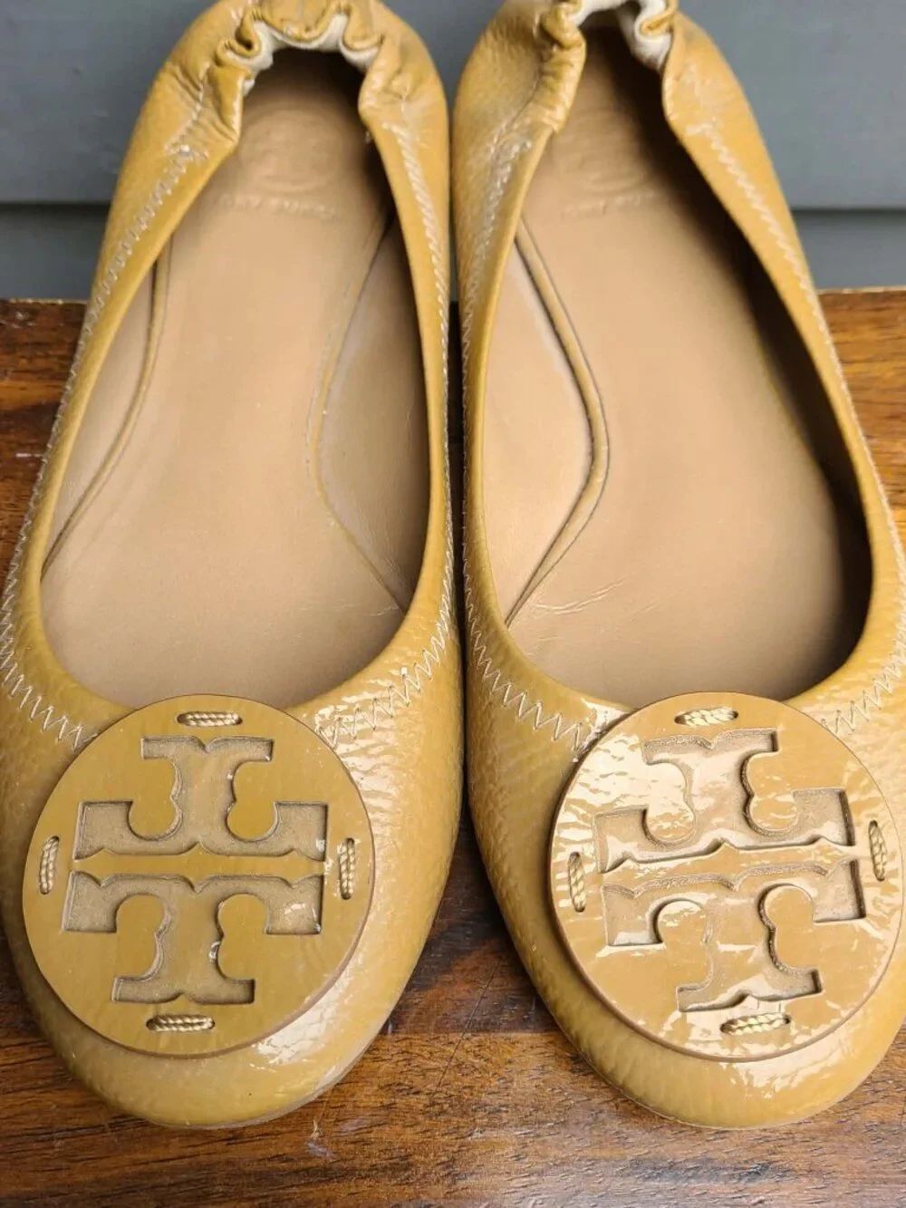 Tory Burch Reva Pebbled Leather Ballet Flats 8 1/2 in Camel